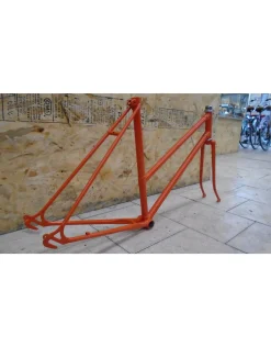 Cadre usagé en acier repeint orange 20"