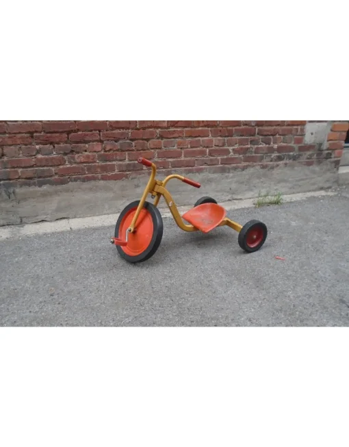 Tricycle pour enfant antique
